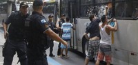 Moradores-Copacabana-agredem-jovens-que-estavam-num-onibus-que-seguia-para-a-Zona-Norte-620x264